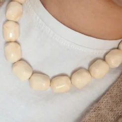 Collier en acier inoxydable doré et résine de coloris ivoire daphné Ivoire
