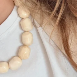 Collier en acier inoxydable doré et résine de coloris ivoire daphné Ivoire