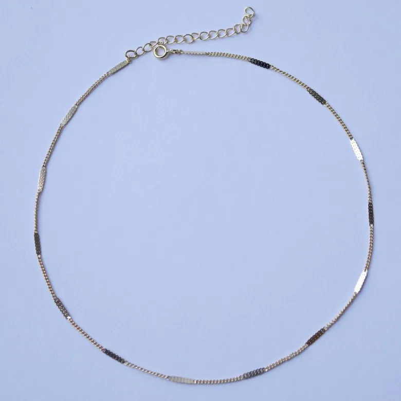 Collier ras du cou plaqué or 14 k , chaine fine, barres, doré
