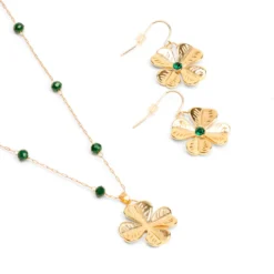 Collier sautoir en acier inoxydable doré motif trèfle et perles de verre