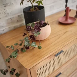 Commode en bois de mindi et cannage