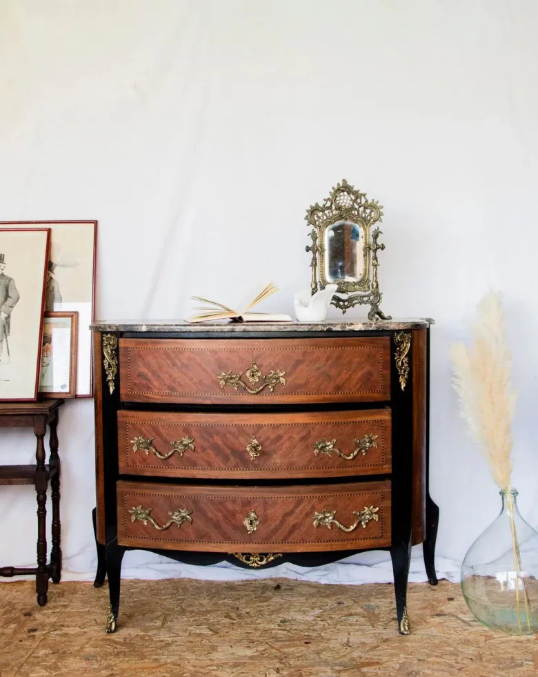 Commode en bois et bronze n°532
