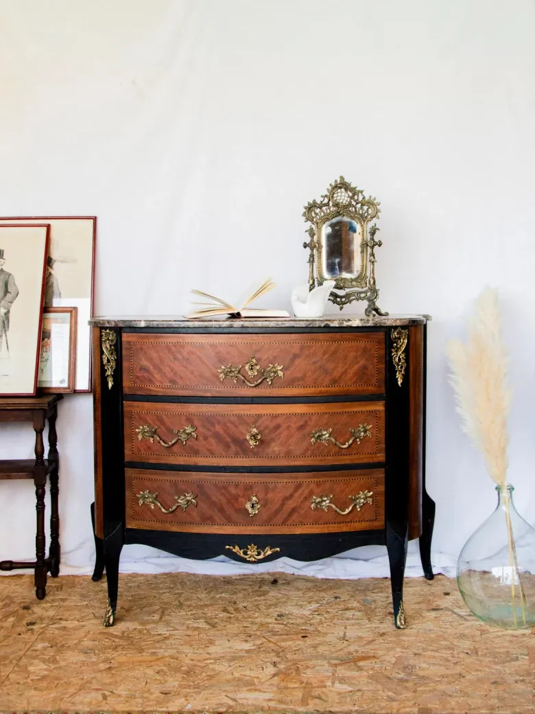 Commode en bois et bronze n°532