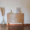 Commode scandinave aux poignées en métal doré n°687