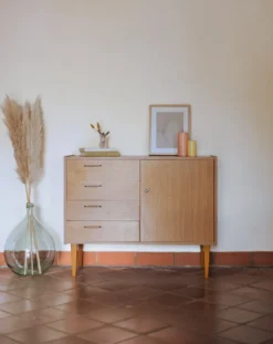 Commode scandinave aux poignées en métal doré n°687