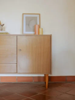 Commode scandinave aux poignées en métal doré n°687