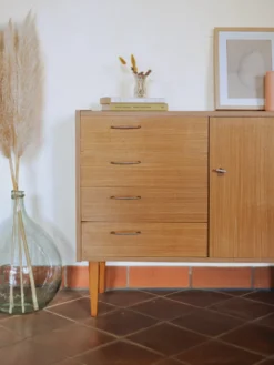 Commode scandinave aux poignées en métal doré n°687