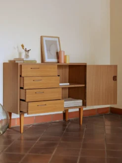 Commode scandinave aux poignées en métal doré n°687