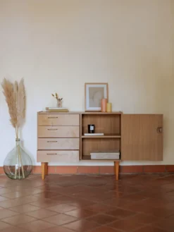 Commode scandinave aux poignées en métal doré n°687