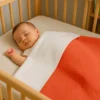 Couverture en coton bio blanc et fraise