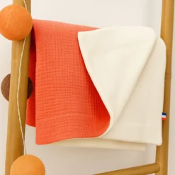 Couverture en coton bio blanc et fraise