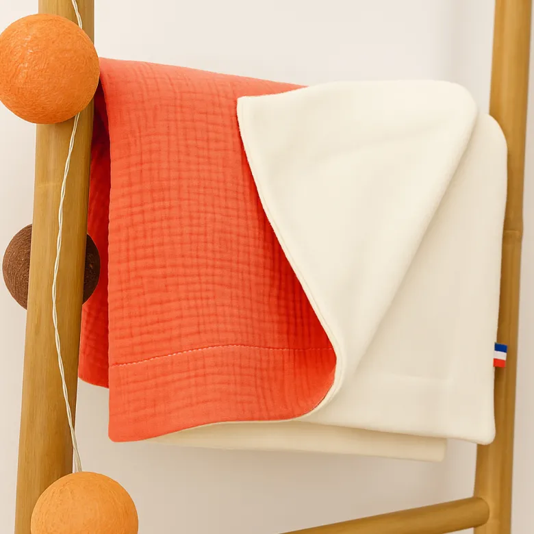 Couverture en coton bio blanc et fraise