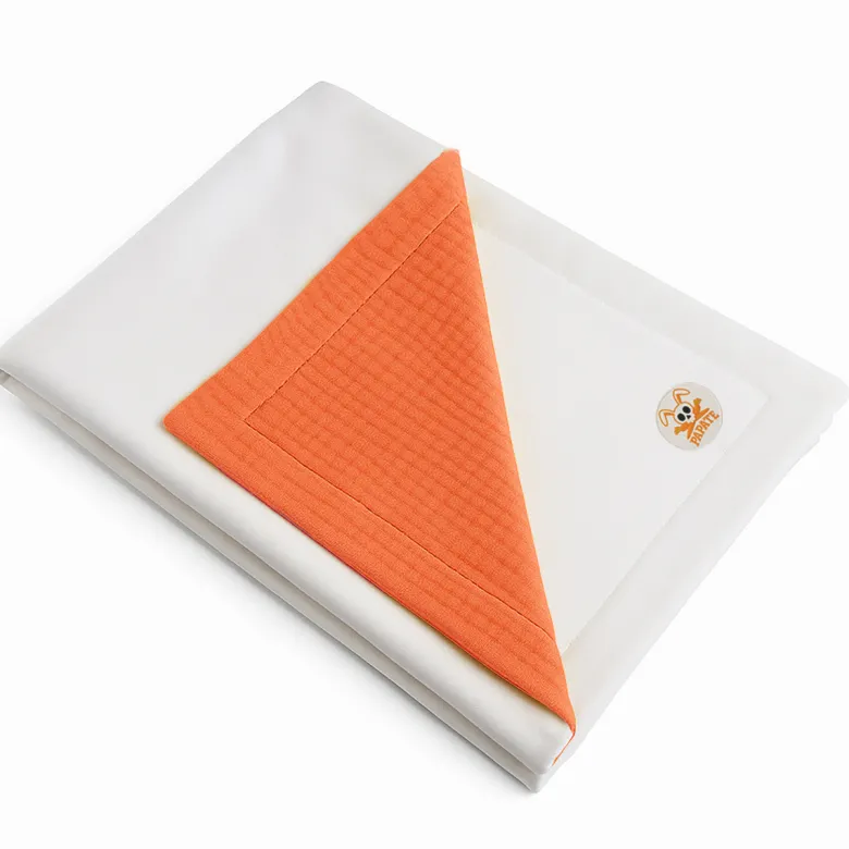 Couverture en coton bio blanc et fraise