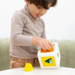 Cube trieur de formes kuby