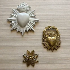 Déco murale cœur avec couronne ex-voto doré