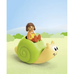 Enfant avec escargot à bascule junior