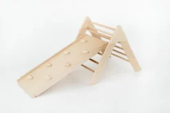 Ensemble triangle pikler et rampe pour enfant en bois marron