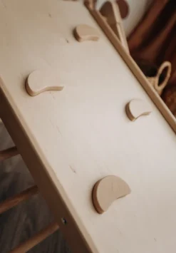 Ensemble triangle pikler et rampe pour enfant en bois marron