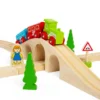 Figurine en bois de huit trains