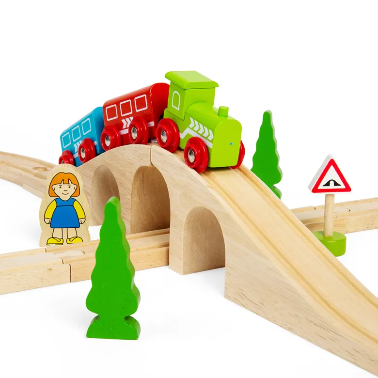 Figurine en bois de huit trains
