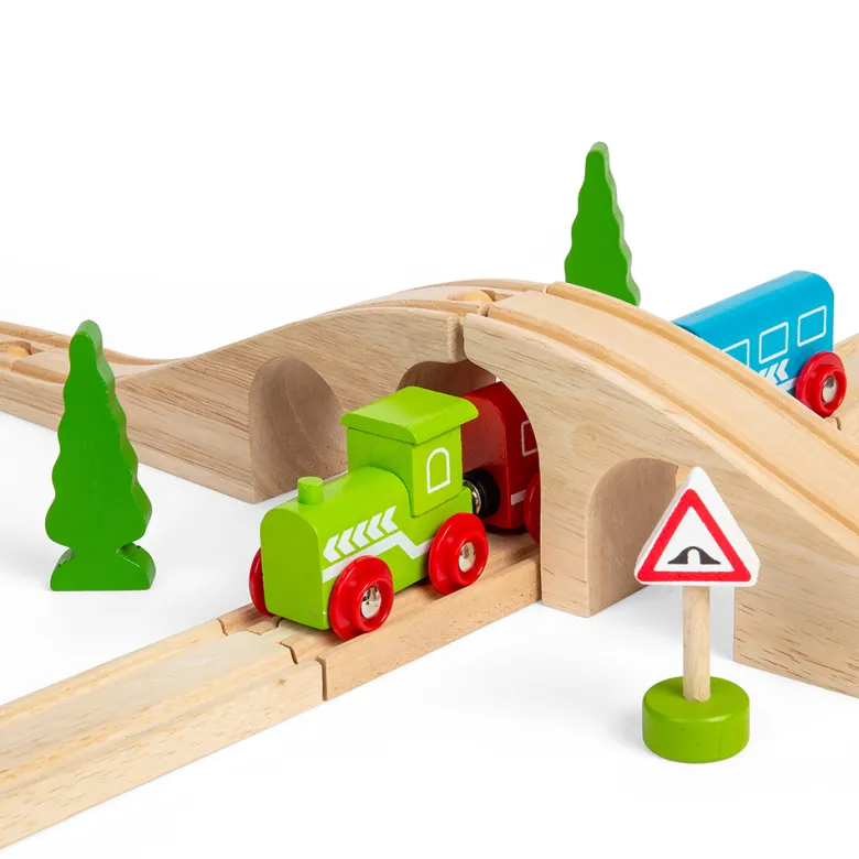Figurine en bois de huit trains