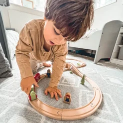 Figurine en bois de huit trains