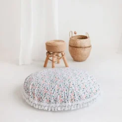 Grand coussin de sol à motif floral blanc