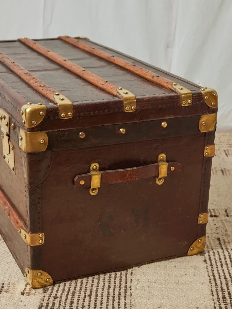 Grande malle en bois foncé et laiton n°238