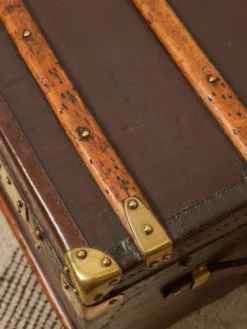Grande malle en bois foncé et laiton n°238