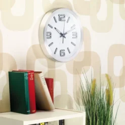 Horloge phosphorescente à fond blanc rad
