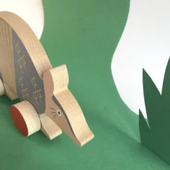 Jouet animal en bois à pousser le tatou