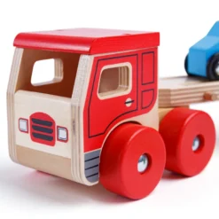 Jouet de camion transporteur en bois