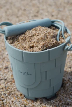 Jouet de sable et plage: pelle et seau