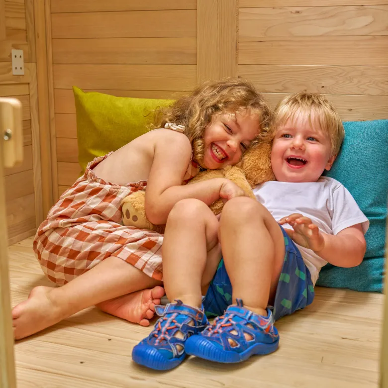 Maisonnette avec plancher, véranda et c