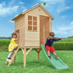 Maisonnette sur pilotis avec toboggan