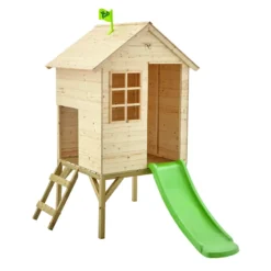 Maisonnette sur pilotis avec toboggan