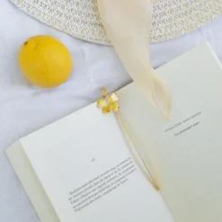 Marque-page doré – fleur et perle