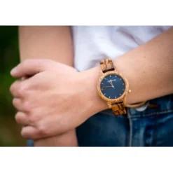 Montre femme en noyer bleu abyss