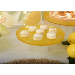 Plat à gâteaux jaune sur pied blanc 21cm - citron