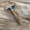 Rasoir de sureté avec manche en chêne