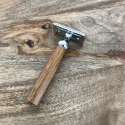 Rasoir de sureté avec manche en chêne