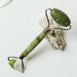 Rouleau de massage visage en jade vert