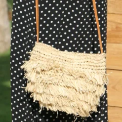 Sac en raphia naturel fait à bali lanière cuir porté épaule
