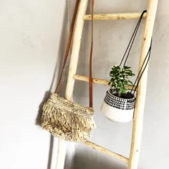 Sac en raphia naturel fait à bali lanière cuir porté épaule