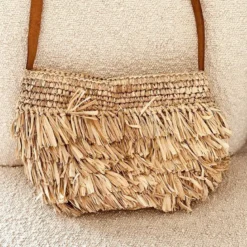 Sac en raphia naturel fait à bali lanière cuir porté épaule