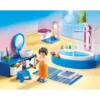 Salle de bain avec baignoire