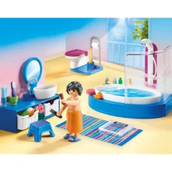 Salle de bain avec baignoire