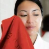 Serviette rouge démaquillage douceur
