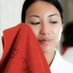 Serviette rouge démaquillage douceur