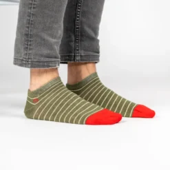 Socquettes à fines rayures kaki et beige